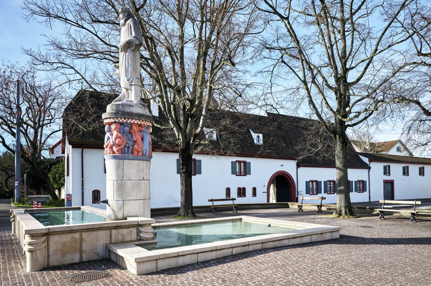 Theodorskirchplatz mit dem Eingang zum Areal