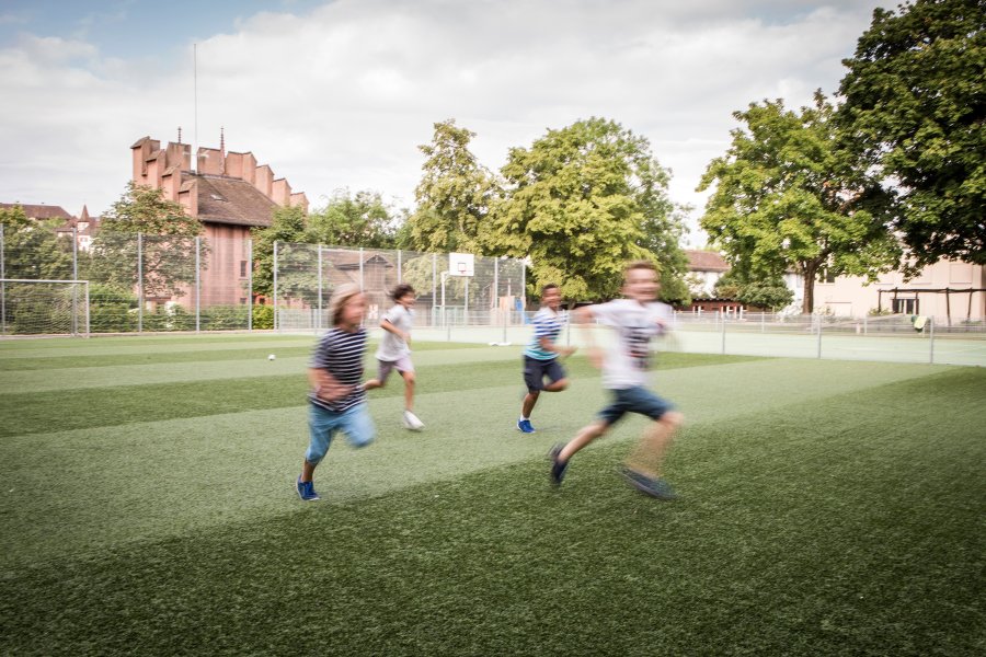 Spielende Kinder auf dem Waisenhaus-Fussballplatz (Costas Maros).jpg